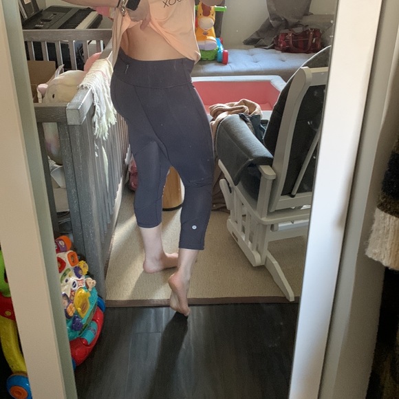 lululemon grey cropped leggings with pockets and zipper Like new- worn once - Picture 7 of 7
